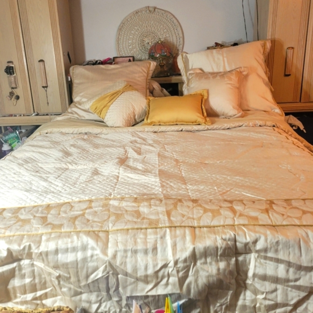 Elegant Cream & Gold Demask Luxury Bedding Set Queen Quilt, 2 Shams, 5 Pillows - Picture 5 of 13